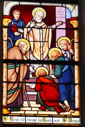 파리의 성 디오니시오와 함께 파견되는 상리스의 성 레굴로_photo by Reinhardhauke_in the Catholic parish church of Saint-Justin in Louvres_France.jpg